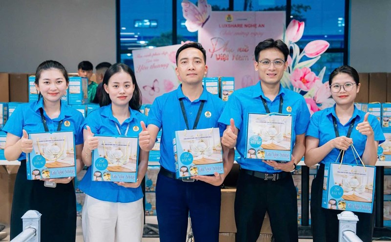 The Trade Union of Luxshare Nghe An Company organized a gift giving ceremony to thank employees. Photo: Nghe An Trade Union