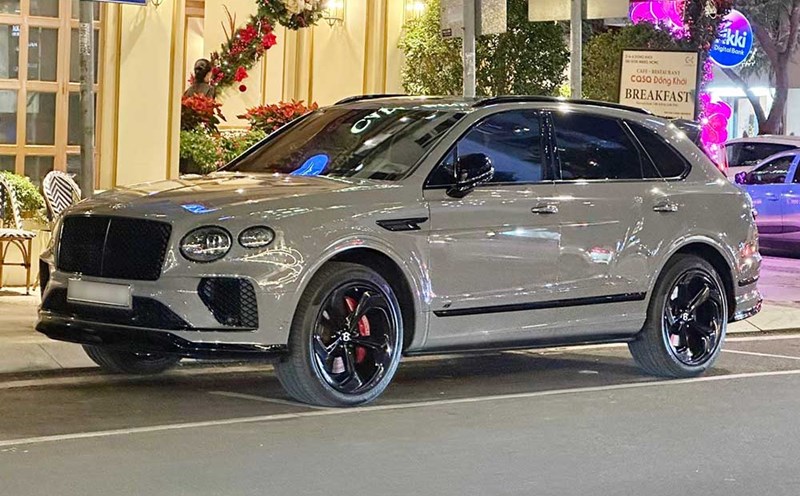 The gray Bentley Bentayga Speed with a Hai Phong license plate is rolling on the streets of Ho Chi Minh City. Photo: Phong Diep