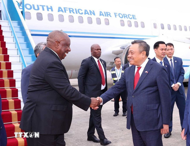 Chairman of Hanoi People's Committee Tran Sy Thanh welcomed South African President Cyril Ramaphosa at Noi Bai airport on the afternoon of October 23. Photo: VNA