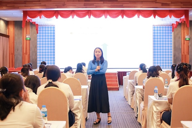 ベトナム労働総同盟労働関係局次長のチャン・トゥ・フオン氏は、研修クラスで新たな状況における女性の労働について議論した。写真: ティエン・トゥ
