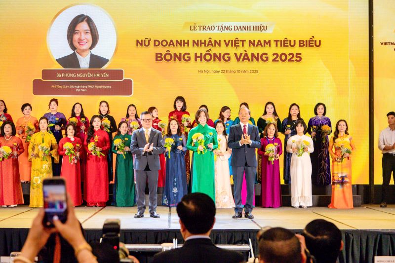 Le camarade Phung Nguyen Hai Yen - Directeur general adjoint de Vietcombank a eu l'honneur de recevoir le titre de 'Meilleure femme entrepreneure vietnamienne - Rose d'or 2025'. Photo : VCB