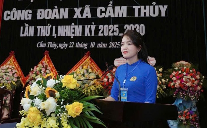 グエン・ティ・トゥオン同志 - タインホア省カムトゥイコミューン労働組合委員長。写真: タインホア労働組合