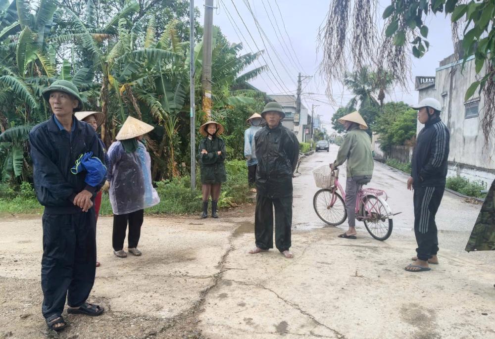 Người dân thôn Xa Thư, xã Quảng Bình (Thanh Hóa) tập trung phản ứng về trại lợn gây ô nhiễm mùi nghiêm trọng. Ảnh: Quách Du