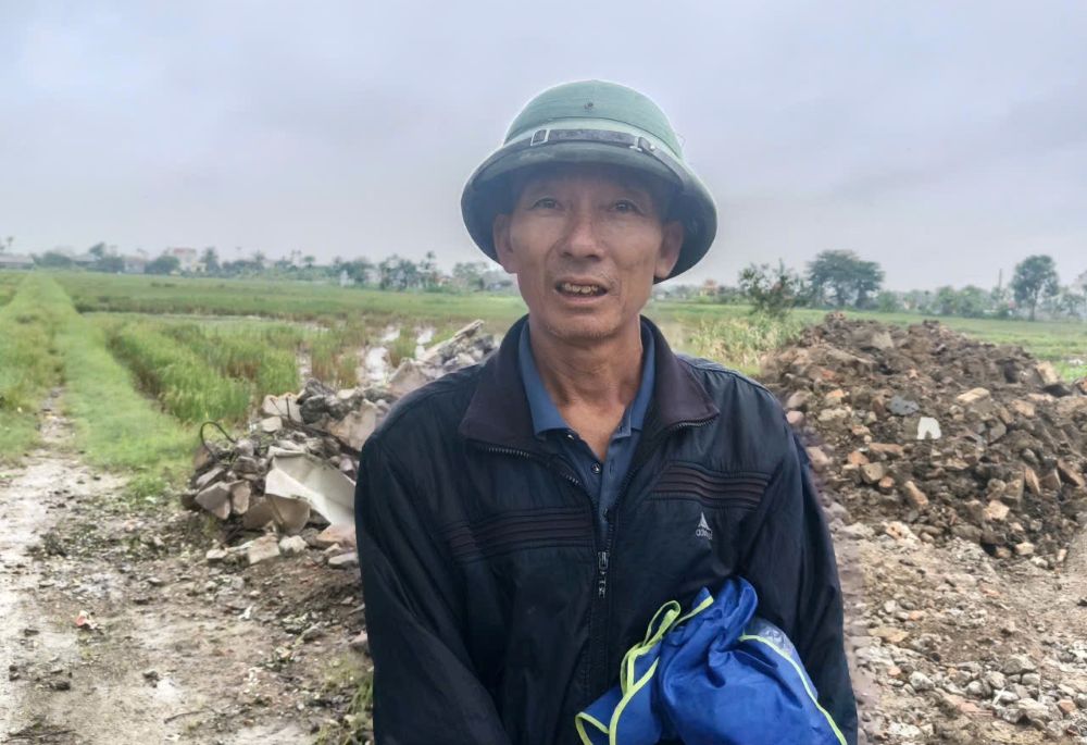 Ông Lê Trần Thạo bức xúc vì phải chịu cảnh sống chung với mùi hôi thối từ trại lợn bốc ra. Ảnh: Quách Du