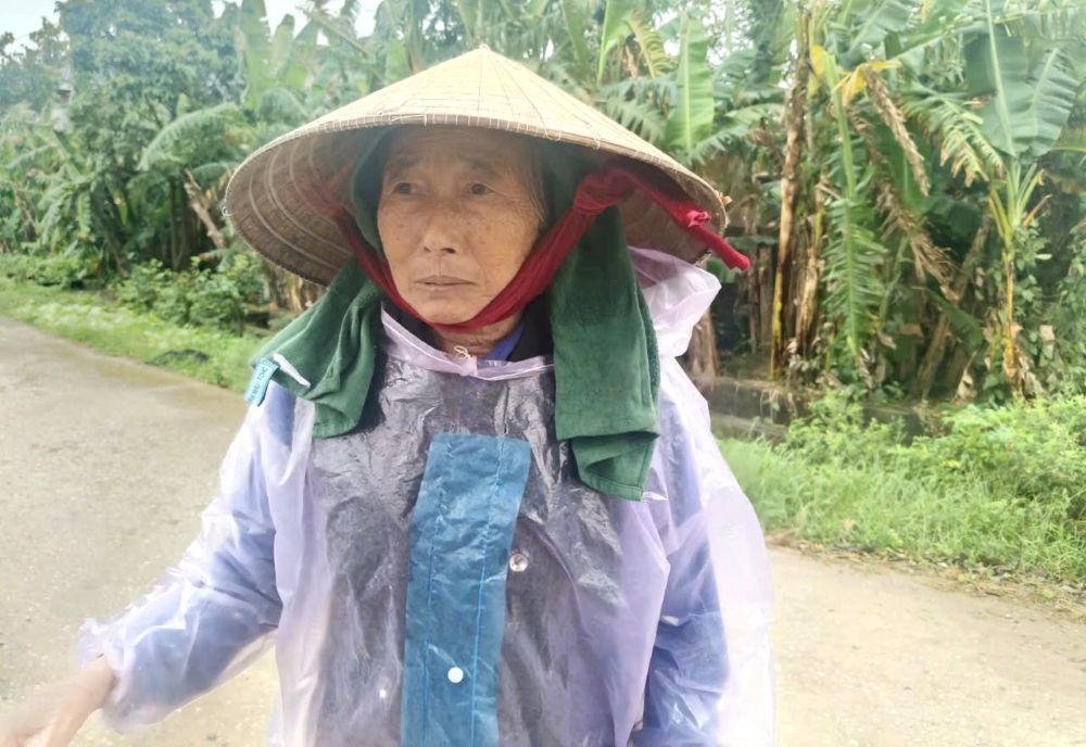 Bà Phạm Thị Tải (trú thôn Xa Thư, xã Quảng Bình) bức xúc phản ánh trại lợn gây ô nhiễm. Ảnh: Quách Du
