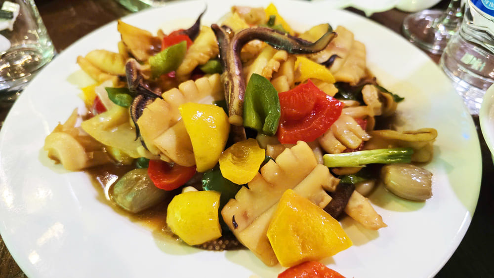 イカとピーマンの炒め物は寒い日にぴったりです。写真: トゥアン・ダット