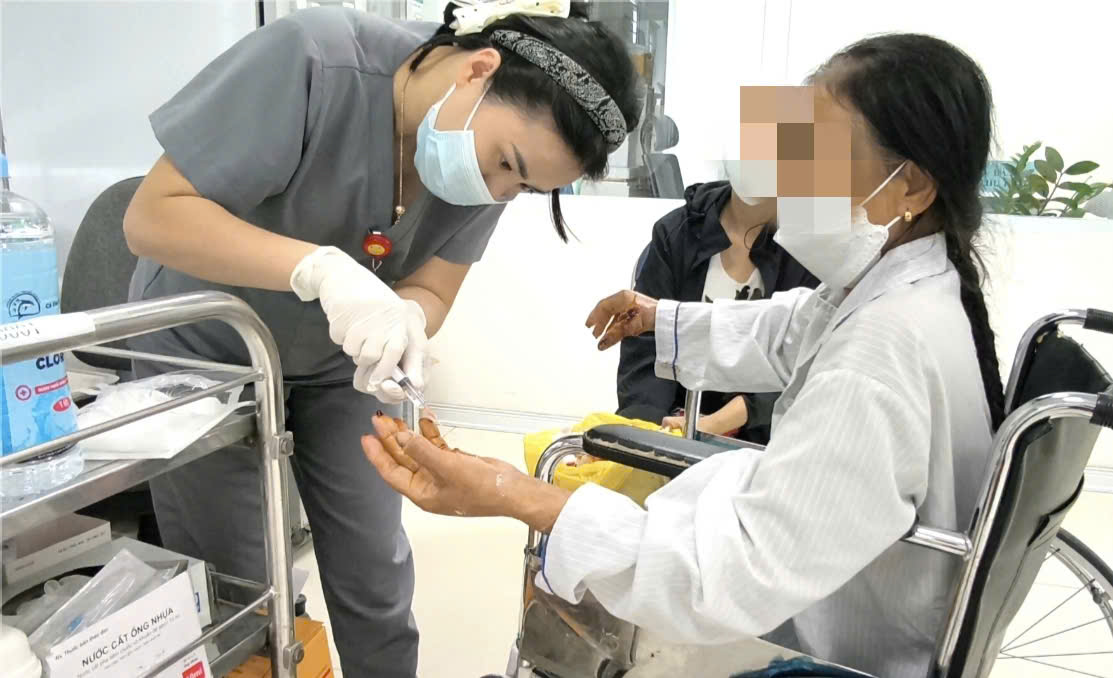 집에서 키우는 개에게 공격당한 환자를 응급 처치하고 있습니다. 사진: Thanh Dang