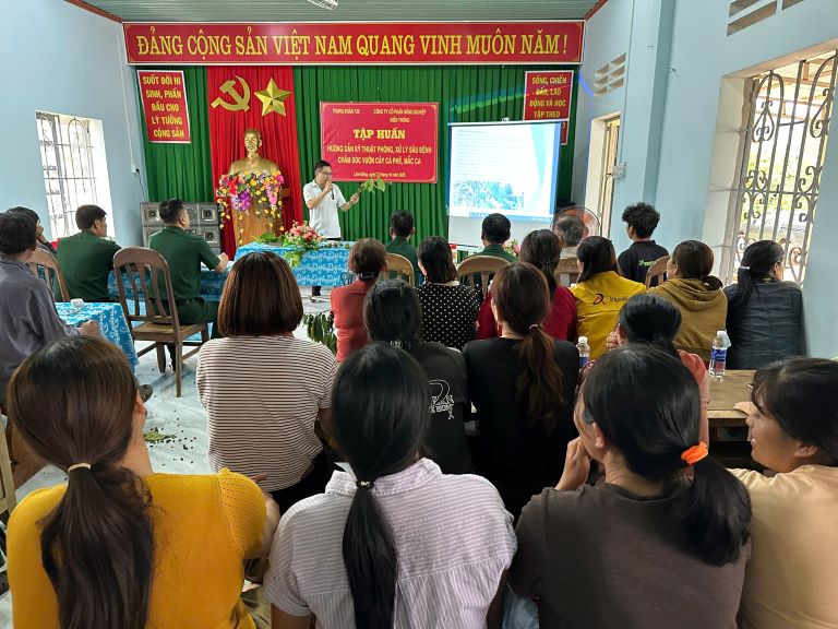 Rat dong nguoi dan tham gia chuong trinh tap huan. Anh: Linh Khoi