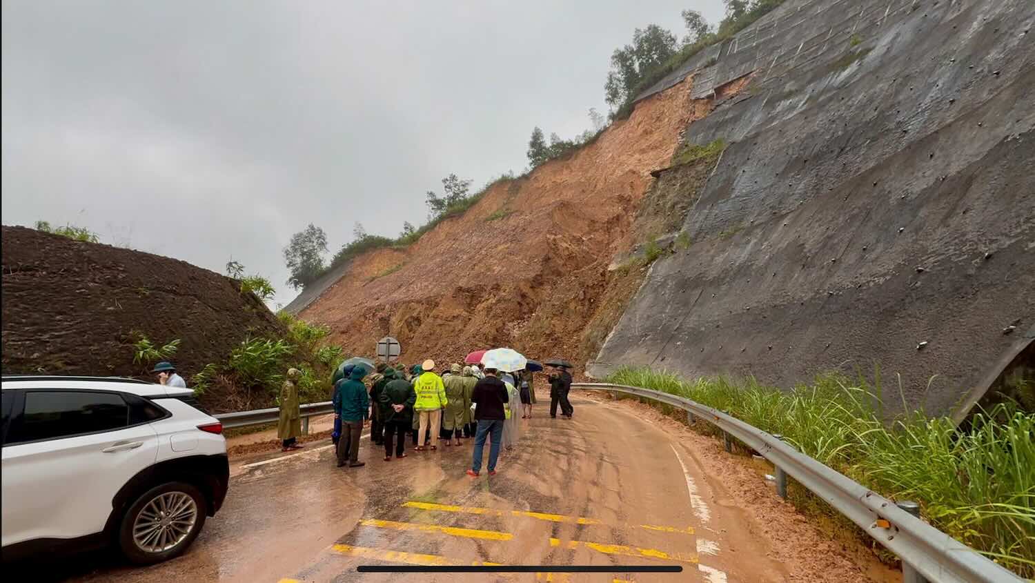 Landslide point on La Son - Tuy Loan Expressway, branch road. Photo: H. Nhung.