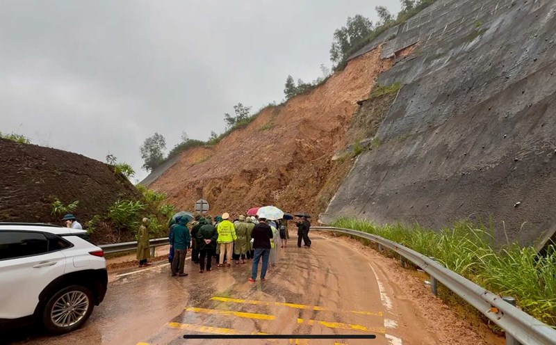 Landslide point on La Son - Tuy Loan Expressway, branch road. Photo: H. Nhung.