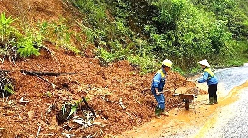 Xu ly dat da sat lo taluy tai Km 76-050 o Quoc lo 49. Anh: Khanh Dang.
