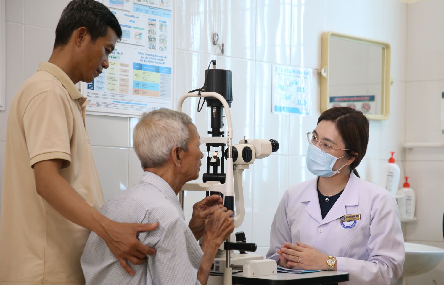 O vai tro Giam doc Benh vien Mat Nam Quang Tri, bac si Van Anh van truc tiep kham, phau thuat cac ca benh ly mat kho. Anh: Hung Tho