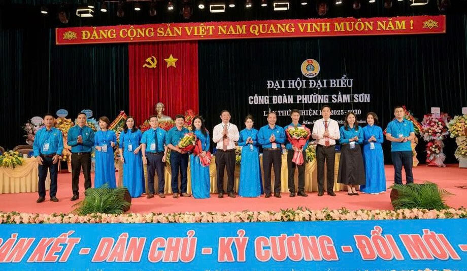 サムソン区労働組合執行委員会を紹介します。写真: タインホア労働組合