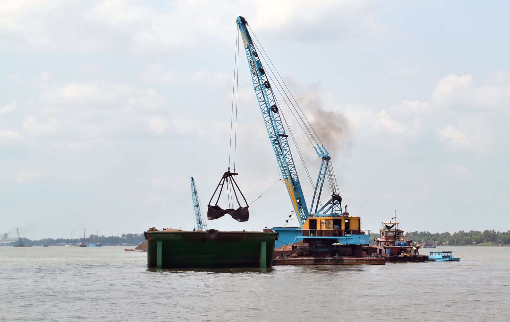 Khai thac cat hop phap tren song Tien thuoc tinh Dong Thap. Anh: Lam Dien