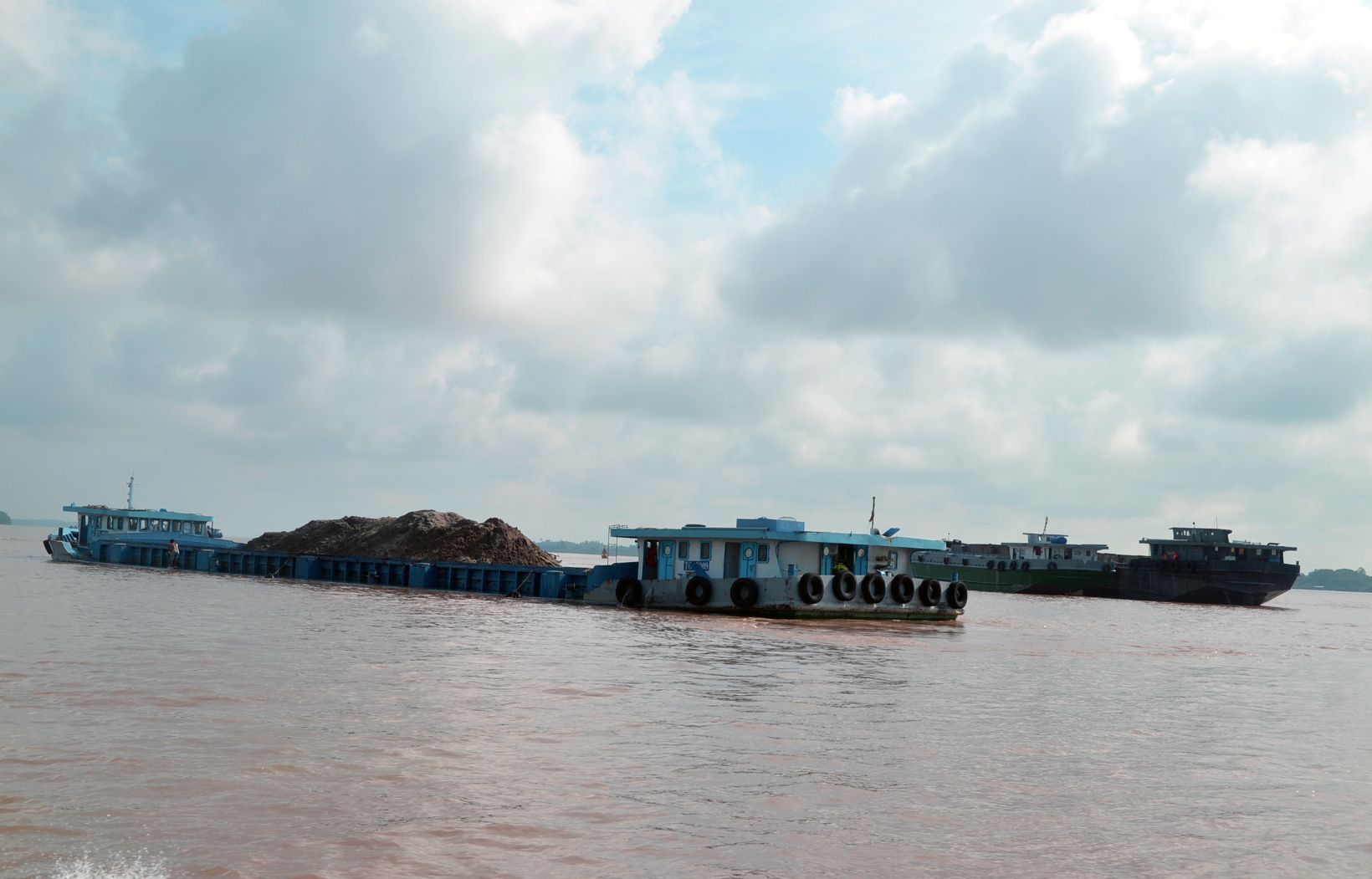 Van chuyen cat hop phap tren song Tien thuoc thuy phan tinh Dong Thap. Anh: Lam Dien 