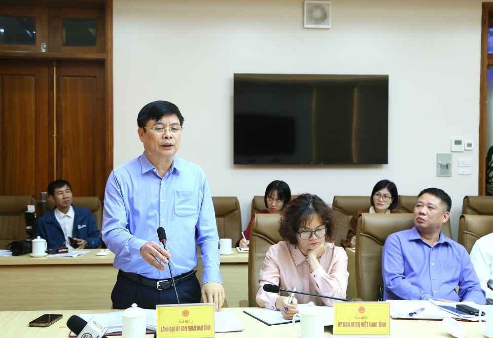 Ong Pham Van Nghiem - Tinh uy vien, Pho Chu tich UBND tinh phat bieu tai cuoc hop. Anh: Cong TTDT tinh Hung Yen