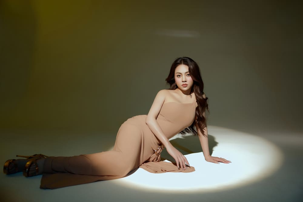 Dong hanh voi Khanh Thy trong ca album dau tay lan album Vol.2 lan nay la Dai Ha Noi – noi da phat hien va nang buoc co tu nhung ngay dau theo duoi con duong am nhac chuyen nghiep. Anh: Nhan vat cung cap