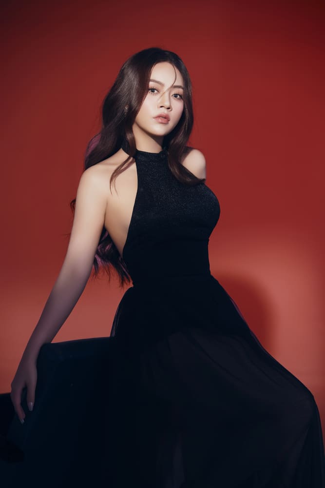 Album vol.2 cho thay su truong thanh ro ret trong tu duy am nhac cua Khanh Thy. Co khong tim kiem su dot pha bang chieu tro, ma chon cach di sau hon vao chat giong va cam xuc that. Chinh dieu nay khien am nhac ca co co tinh ben vung – dieu ma nhieu nghe si tre thuong bo qua khi chay theo xu huong. Anh: Nhan vat cung cap