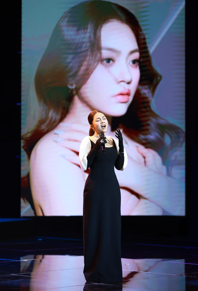 Khong dat ten cho album, nhung tung giai dieu deu dong day cam xuc, Khanh Thy da chung minh rang: Am nhac khong can dinh danh – chi can du that de ta tin, du dep de ta nho. Anh: Nhan vat cung cap