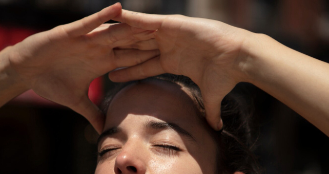 Take an early sun bath, a natural source of energy for the body. Photo: Thuy Duong