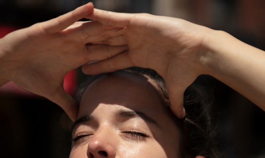 Tắm nắng sớm, nguồn năng lượng tự nhiên cho cơ thể. Ảnh: Thùy Dương