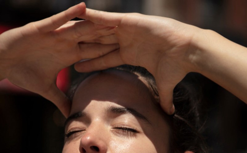 Take an early sun bath, a natural source of energy for the body. Photo: Thuy Duong