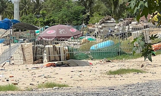 Thi thể người đàn ông được phát hiện trên sông Cái Nha Trang vào sáng 23.10. Ảnh: Khánh Hòa