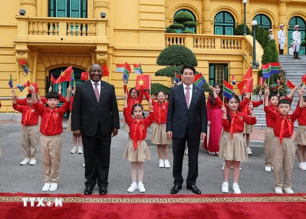 Politburo member and President Luong Cuong presided over the state-level welcoming ceremony for South African President Cyril Ramaphosa at the Presidential Palace. Photo: VNA
