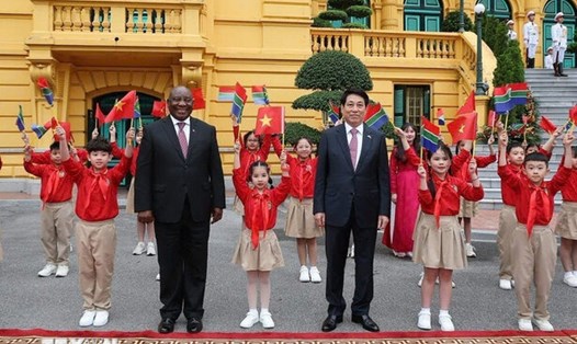 Ủy viên Bộ Chính trị, Chủ tịch nước Lương Cường chủ trì lễ đón cấp nhà nước Tổng thống Nam Phi Cyril Ramaphosa tại Phủ Chủ tịch. Ảnh: TTXVN