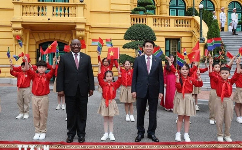 Politburo member and President Luong Cuong presided over the state-level welcoming ceremony for South African President Cyril Ramaphosa at the Presidential Palace. Photo: VNA