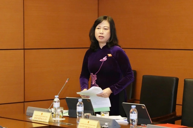 Bộ trưởng Bộ Y tế Đào Hồng Lan phát biểu tại tổ ngày 23.10