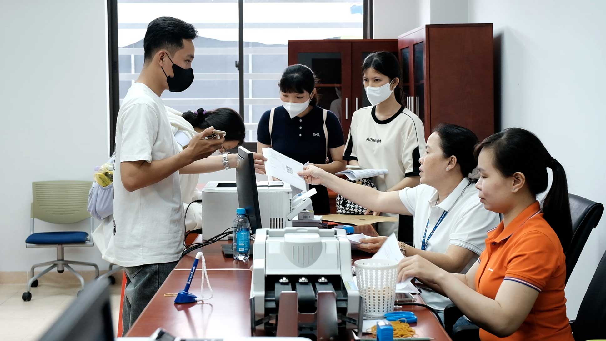 The Department of Education and Training of Can Tho City is assigned to preside over and coordinate with relevant agencies and units to organize the implementation of non-cash payments at educational institutions in the area. Photo: Han Nghien