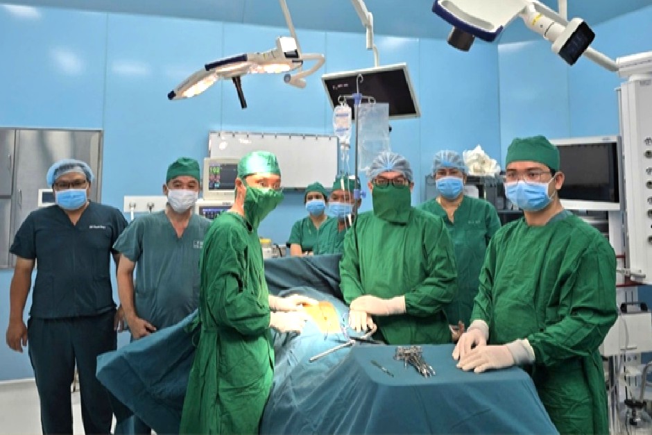 Surgery for peritoneal inflammation patients was performed by doctors in Con Dao. Photo: SYT