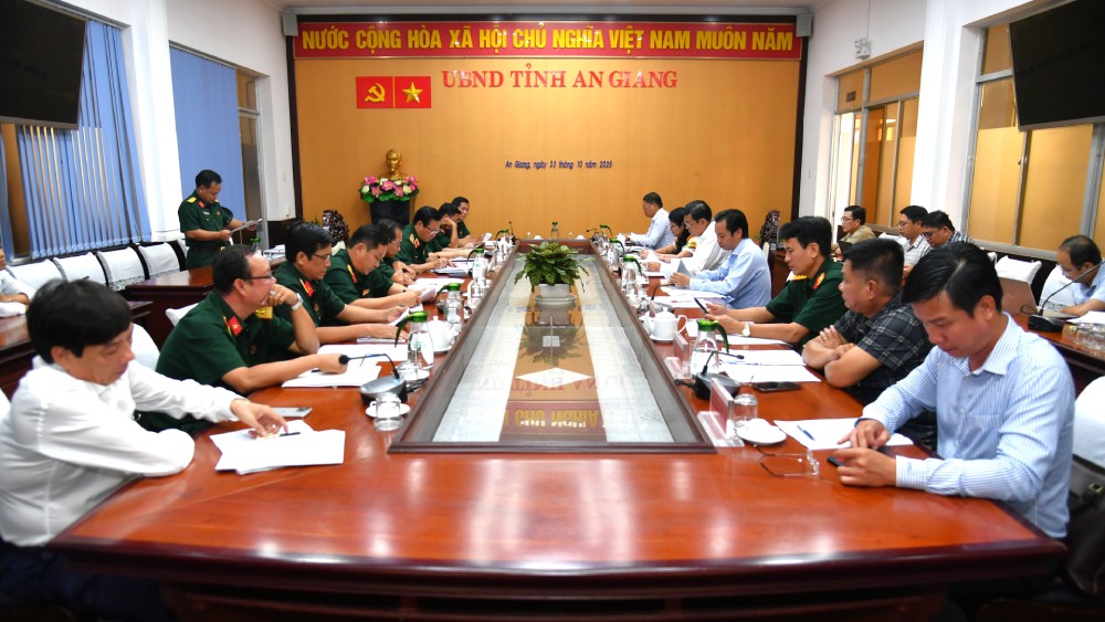 Military Region 9 had a working session with the People's Committee of An Giang province on the management and use of national defense land. Photo: Phuong Vu