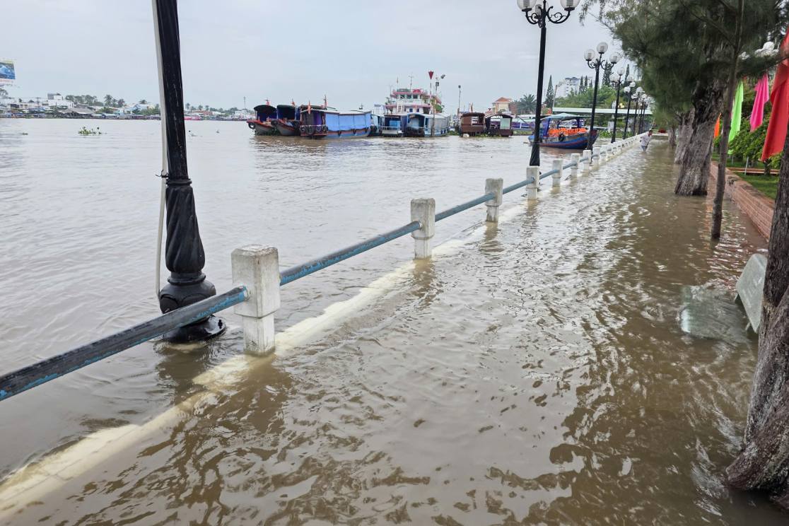 Nuoc tran qua bo bao. Anh: Ta Quang