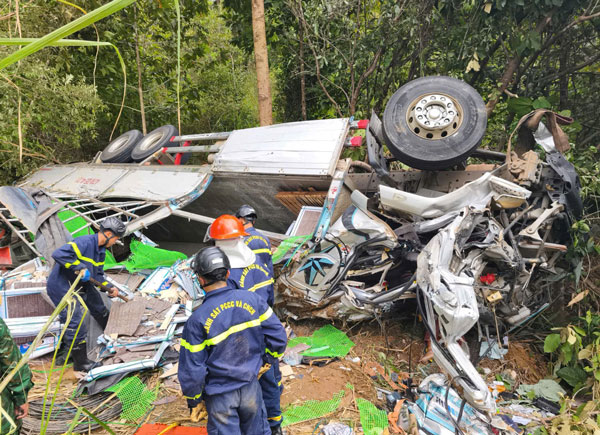 The scene of the truck accident that left control, causing 4 casualties. Photo: Chi Dung