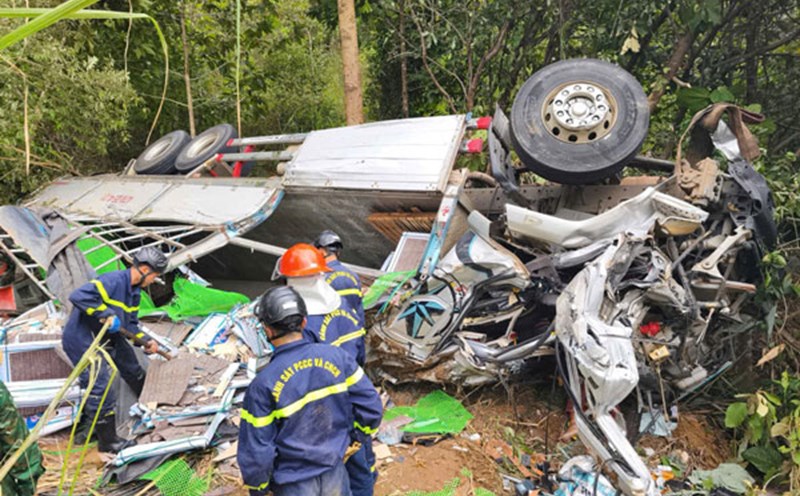 The scene of the truck accident that left control, causing 4 casualties. Photo: Chi Dung