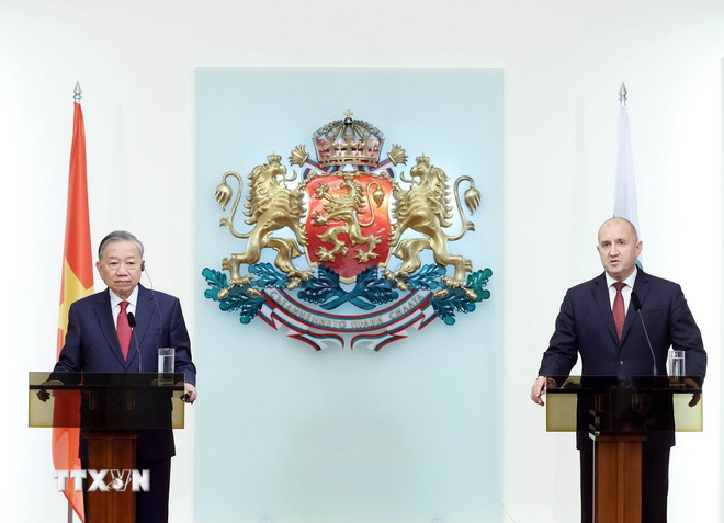 General Secretary To Lam and President of the Republic of Bulgaria Rumen Radev met with the press to announce the results of the talks. Photo: VNA