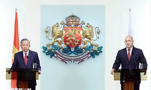 Tổng Bí thư Tô Lâm và Tổng thống Cộng hòa Bulgaria Rumen Radev đã gặp gỡ báo chí thông báo về kết quả hội đàm. Ảnh: TTXVN