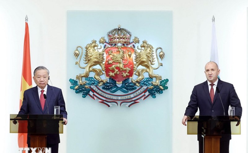 General Secretary To Lam and President of the Republic of Bulgaria Rumen Radev met with the press to announce the results of the talks. Photo: VNA