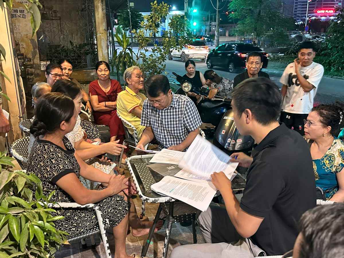 Uy ban MTTQ Viet Nam phuong Ngo Quyen tuyen truyen, van dong 26 ho tai Khu nha tap the so 8 May To va so 6 Nguyen Trai. Ảnh: Cong TTDT phuong Ngo Quyen
