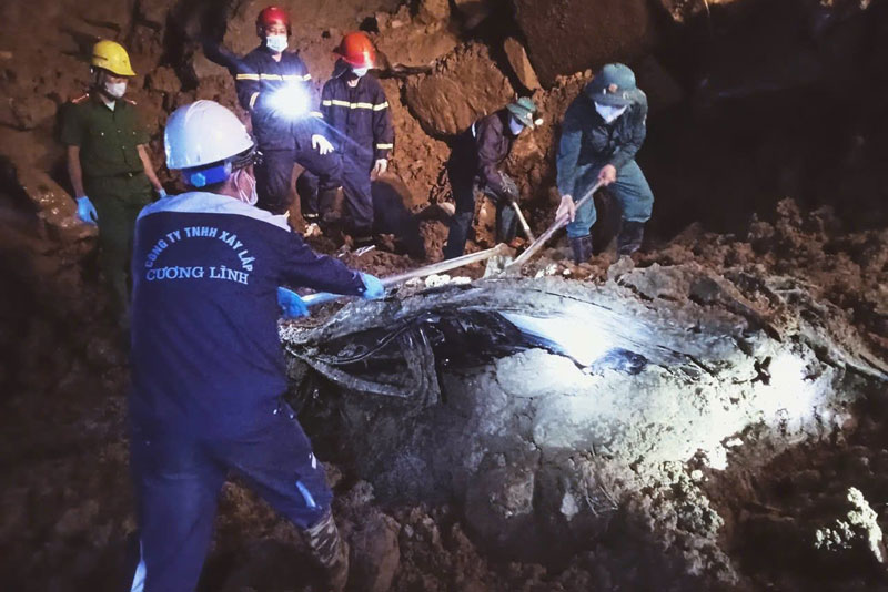 Chiec xe ban tai duoc tim thay duoi lop dat da sat o xa Minh Luong, tinh Lao Cai. Anh: Cong an xa Van Ban