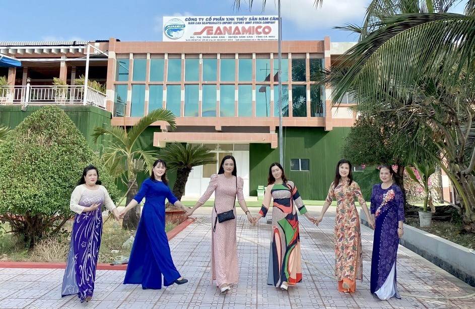 Chi Phuong Anh cung cac chi, em phu nu cung Cong ty. Anh: Nhan vat cung cap.