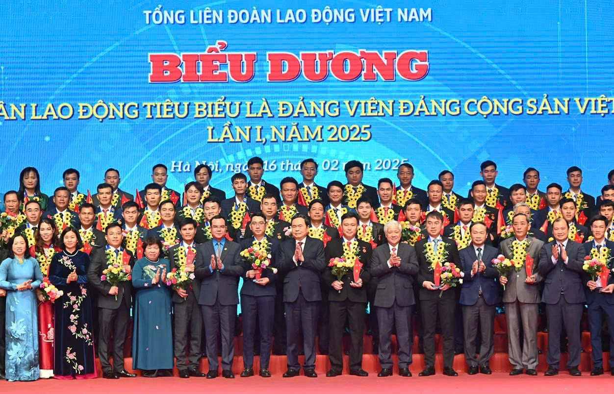 Chi Phuong Anh duoc bieu duong lao dong tieu bieu la dang vien Dang Cong san Viet Nam. Anh: Nhan vat cung cap