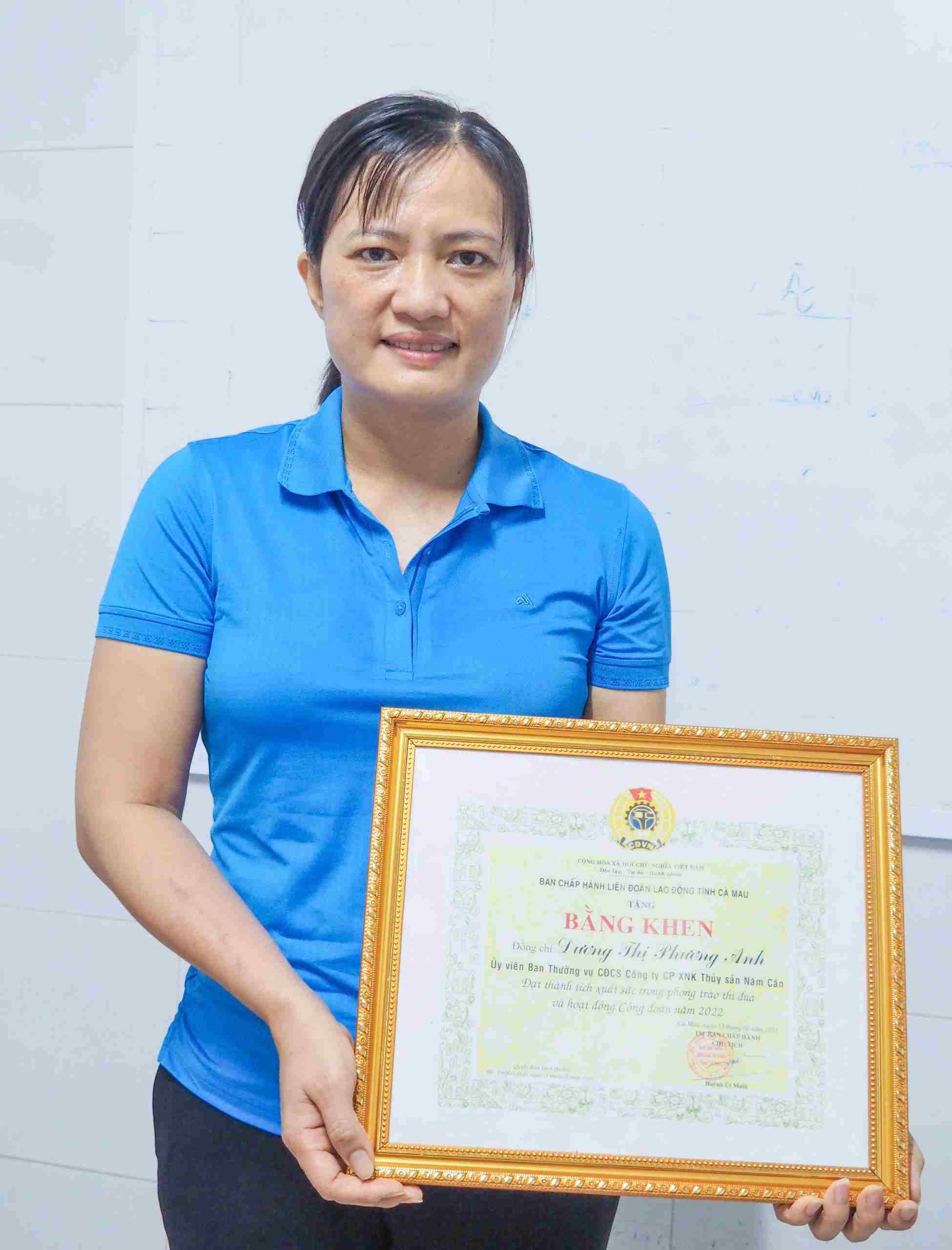 Chi Phuong Anh nhan Bang khen cua LDLD tinh Ca Mau. Anh: Nhan vat cung cap.
