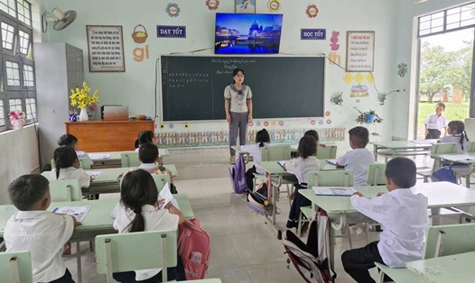 Cô giáo giảng bài cho các em học sinh cấp Tiểu học ở xã Ia Mơ - 1 trong 7 xã biên giới của tỉnh Gia Lai. Ảnh: Hoài Phương
