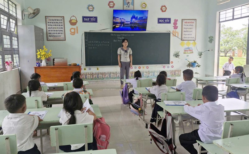 The teacher lectures to primary school students in Ia Mo commune - one of the 7 border communes of Gia Lai province. Photo: Hoai Phuong
