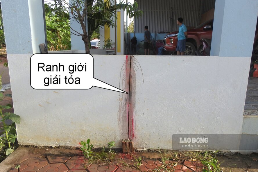 Nhà anh Trần Văn Long mất khoảng 1/4 mảnh sân trước nhà. Ảnh: Tô Công.