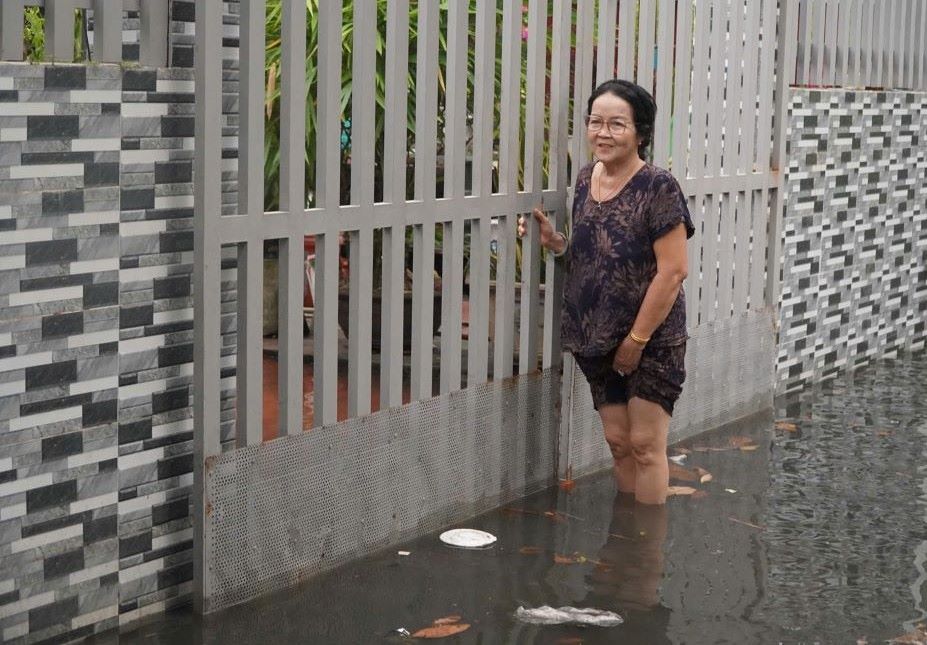 Theo Dai Khi tuong Thuy van Nam Bo, trong 24 gio qua, muc nuoc dinh trieu tai cac tram tren song Sai Gon va cac phu luu len nhanh theo ky trieu cuong dau thang 9 Am lich, dat muc bao dong 3. Muc nuoc tai cac tram se con duy tri o muc cao trong 2-3 ngay toi, tiep tuc gay ngap o nhung vung trung, thap.