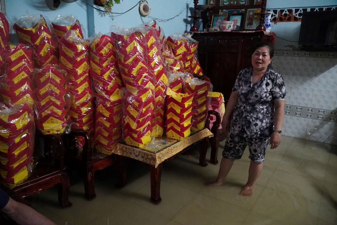 Can nha cua ba Nguyen Thi Ngoc My (phuong Binh Dong) bi nuoc tran vao, anh huong den viec sinh hoat.